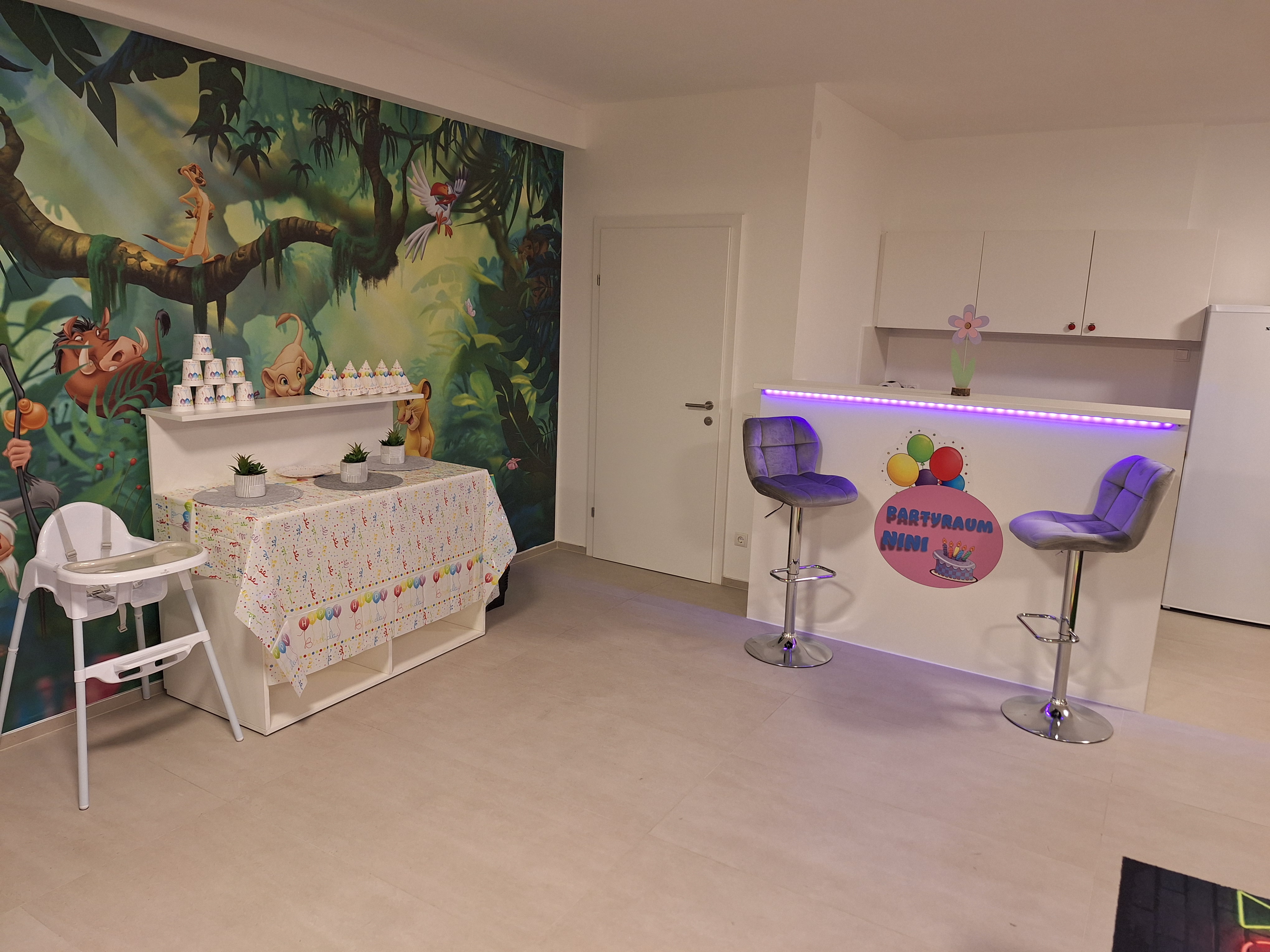 Kinderfreundlicher Raum mit buntem Mobiliar