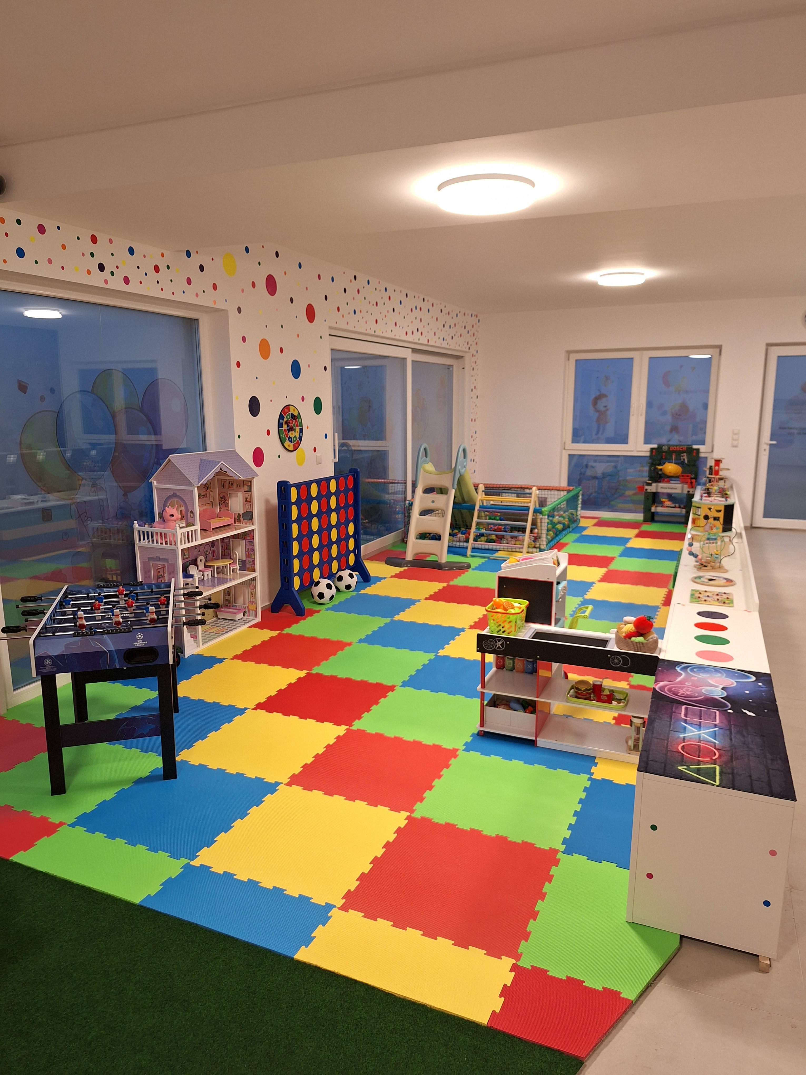 Partyraum mit Spielsachen und Basteltisch